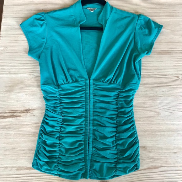 Gorgeous Blouse by Guess - Picture 1 of 8